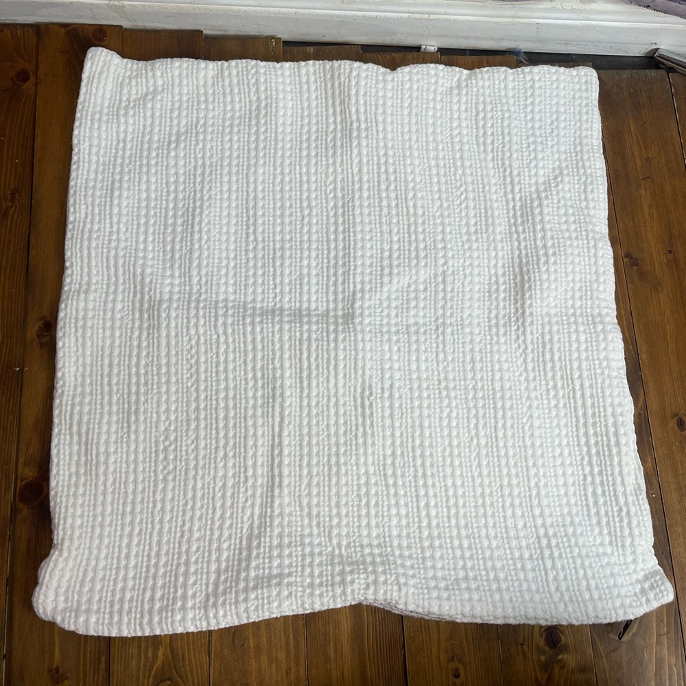 Pottery barn cream colored pillow cover 100% cotton 24x24 inches